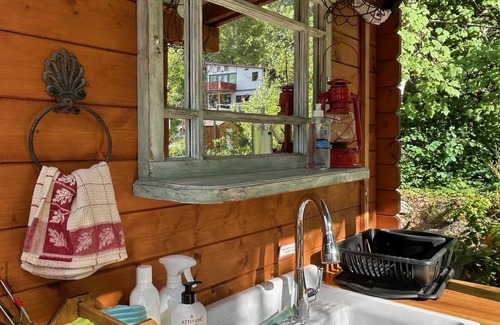 Nelson Cabin | Discover Funky Bunky: Your Rustic Retreat 5 Min from Nelson