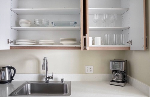 Northeast Bellevue Apartment | Divine Redmond Jr 1BR w/BBQ & Gym, nr Shopping, by Blueground
