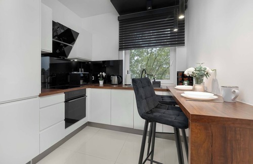 Krakow Apartment | Dobrego Pasterza 118C Kraków | Modern Apartment with Desk and Balcony