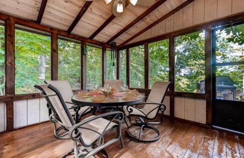 Innsbrook House | Dock and Resort Perks Quiet Lakefront Cottage