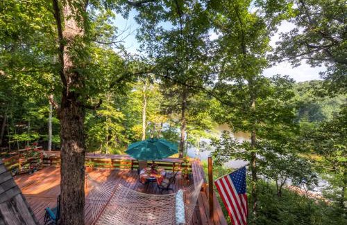 Innsbrook House | Dock and Resort Perks Quiet Lakefront Cottage