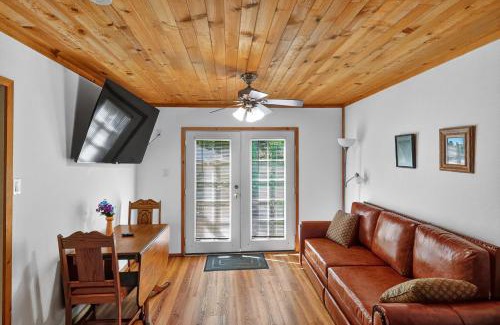 Cobb Hotel | Dog-Friendly Cabin 2 Mi to Trails cabin