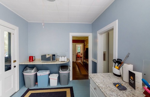 Charlotte Cottage | Dog-friendly cabin right on the lake with lots of space, screened porch, & boats