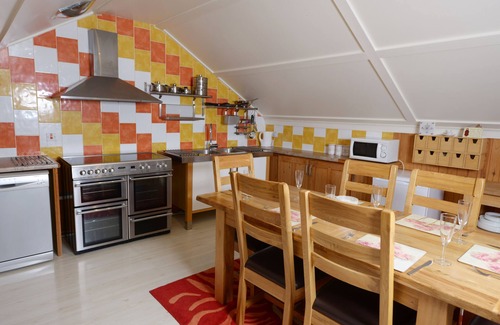 Padstow House | Dog-Friendly Coastal Retreat – Explore the 7 Bays with a Sunny Garden & Parking!