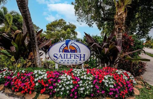 Palm Beach Shores Apartment | Dog friendly condo with beach access, hot tub, firepit