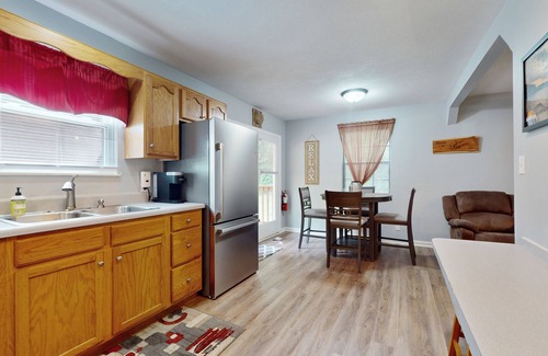 Andersonville House | Dog-friendly home w/free attraction tickets, a large deck, & private parking