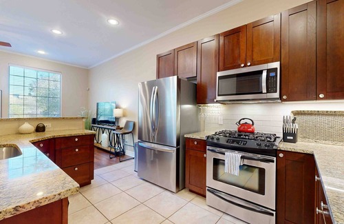 West Congress House | Dog-friendly house with enclosed backyard, W/D, close to Downtown Austin