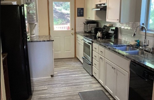Leavenworth House | Dog-friendly retreat with mountain views, private hot tub & game room