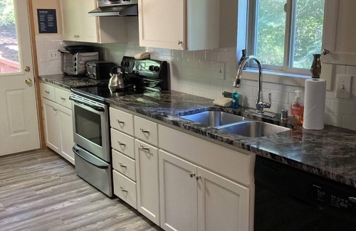 Leavenworth House | Dog-friendly retreat with mountain views, private hot tub & game room
