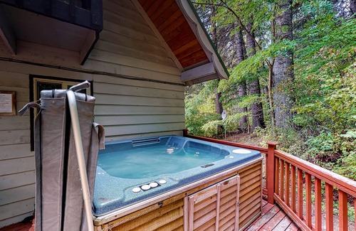 Leavenworth House | Dog-friendly retreat with mountain views, private hot tub & game room