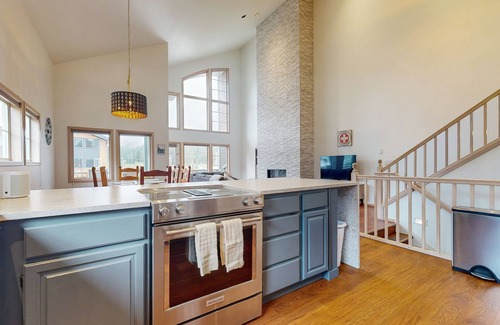 Snoqualmie Pass House | Dog-friendly ski view house with deck and gas grill, dedicated workspace, & W/D