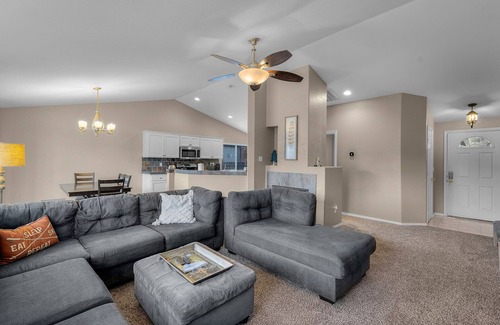 Southwest Bend House | Dog Friendly ~ SW Bend Home Close to Old Mill ~ Soaking Tub ~ Fireplace