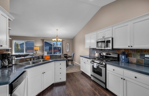 Southwest Bend House | Dog Friendly ~ SW Bend Home Close to Old Mill ~ Soaking Tub ~ Fireplace