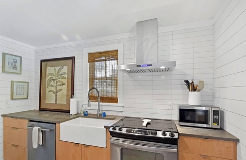 Saint Simons Heights House | Dog Friendly Walk to BBQ & Tacos St. Simons Vacation Rental