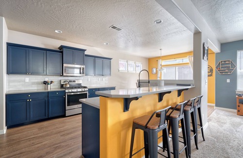 Mountain View District House | DogOk. Large Retreat, 3 King Beds. Fire pit