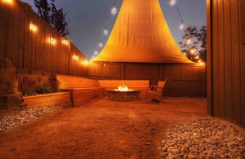 Mountain View District House | DogOk. Large Retreat, 3 King Beds. Fire pit