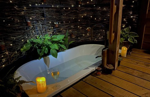 Llanilar Cabin | Dôl Swynol Glamping Luxury cabin with outdoor bath
