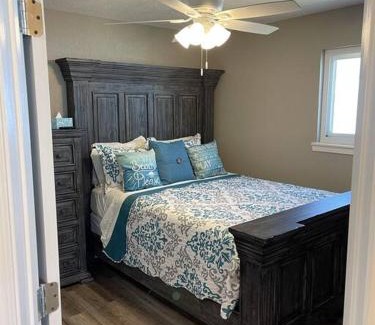 Freeport House | Dolphins Beach Cottage on the Beach - Sleeps 12