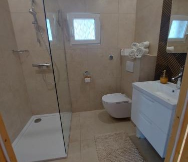 gmina Biskupiec House | Dom Mazury w Ilawie czerwony i zielony