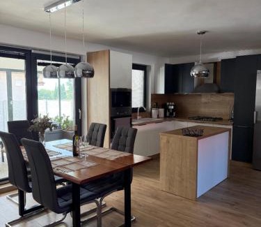 Trnava pri Laborci Villa | Dom pod hradom s kinom a saunou