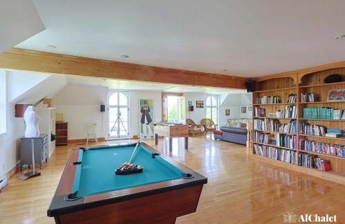 Saint Antoine de Tilly Villa | Domaine Solis Ancestral Chateau River View Pet-Friendly