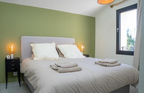 Fleury House | Domaine de Mérins, 10 couchages avec piscine, face à la rivière, à 4km de la plage