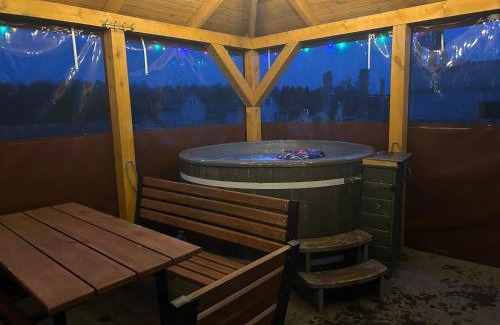 Gizycko House | Domek Western House Fuleda z Gorącą Balią i Kominkiem