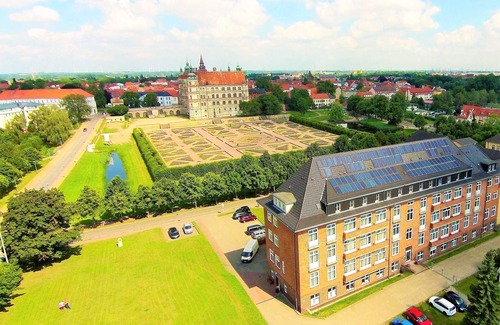 Guestrow House | Doppelzimmer Standard - Hotel am Schlosspark +