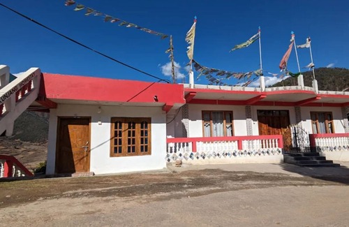 Bomdila Bed & Breakfast | DOUBLE BED DELUXE ROOM 3