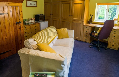Priors Marston Apartment | Double bed, ensuite, lounge, Sofa, TV, Kitchen: "The Sunshine Annex"
