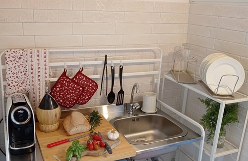 Lamporecchio House | Double bedroom with exclusive bathroom and private access from the outside
