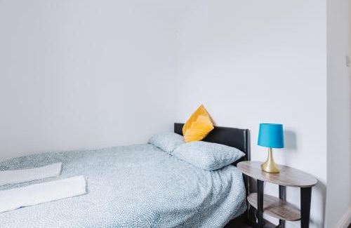 Loxford House | Double Room with Private Bathroom, parking & wifi