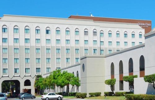 Newark Hotel | DoubleTree by Hilton Newark-Fremont