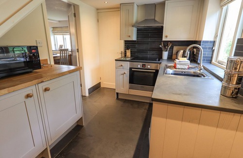 Underbarrow Cottage | DOVE TAIL BARN, pet friendly, with hot tub in Underbarrow