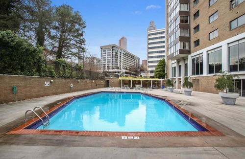 Downtown Atlanta Condo | Downtown 2BR King Bed FREE Parking 1413