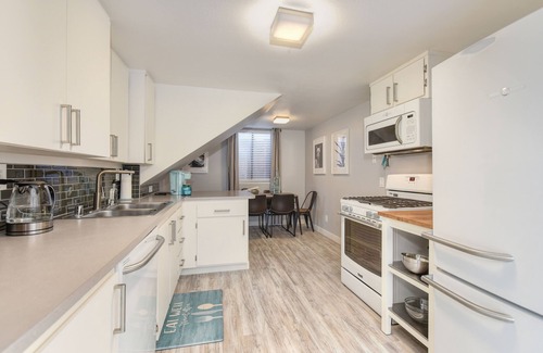 Central Sacramento House | Downtown ALHAMBRA HOUSE Walk to ALL J Street & Midtown Back Yard Grill Parking