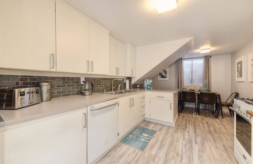 Central Sacramento House | Downtown ALHAMBRA HOUSE Walk to ALL J Street & Midtown Back Yard Grill Parking