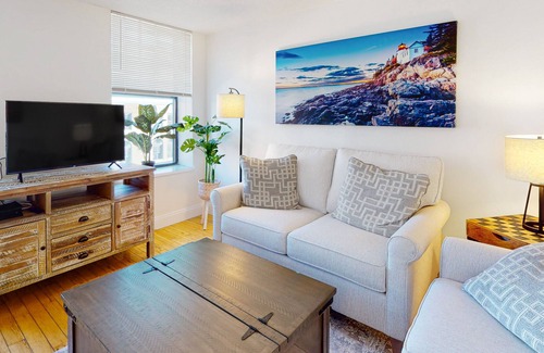 Downtown Portland Apartment | Downtown apartment with modern design & W/D access - dog-friendly
