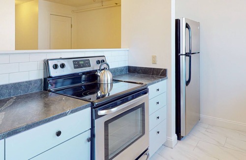 Downtown Portland Apartment | Downtown apartment with modern design & W/D access - dog-friendly