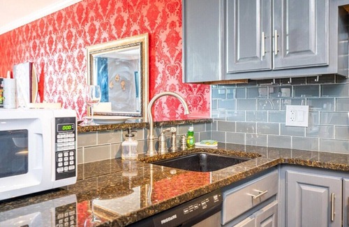 Downtown Atlanta Apartment | Downtown ATL Condo - Walk Score 78 w Free Parking!