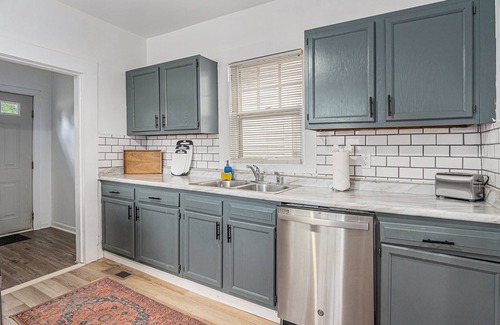 Glen Iris House | Downtown Comfort Hub | 5-Bedroom Retreat for Family & Friends