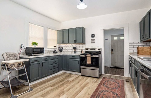 Glen Iris House | Downtown Comfort Hub | 5-Bedroom Retreat for Family & Friends