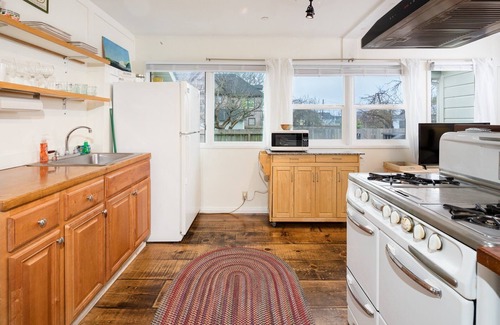 Arcata Apartment | ✌️Downtown Digs, Enjoy shared sauna, hot tub & yard at this dog-friendly property in town