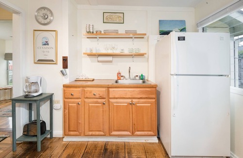 Arcata Apartment | ✌️Downtown Digs, Enjoy shared sauna, hot tub & yard at this dog-friendly property in town