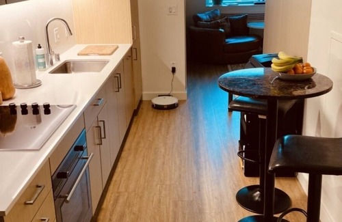 Downtown Oakland Apartment | Downtown High Rise - Garage Parking / Walk to BART