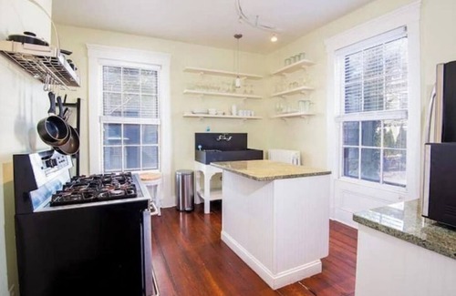 Newport House | Downtown Historic Home - Free Parking & Backyard!