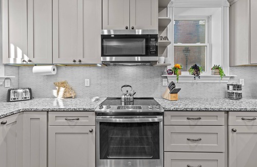 Shaw House | Downtown Historic Retreat [w/Balcony & Grill}