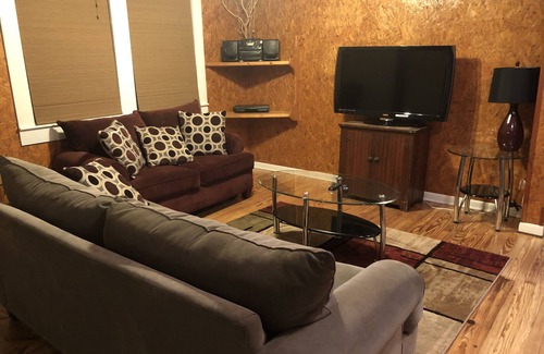 Houma House | Downtown Houma, LA - Near Main St and Courthouse