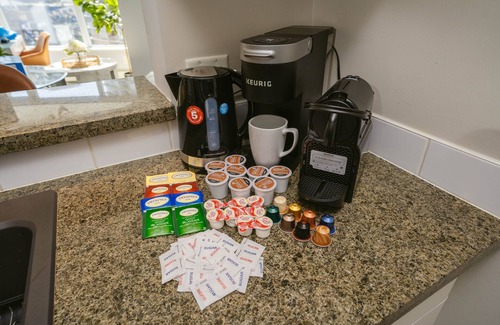 Chinatown Apartment | Downtown King Suite-Surround Views-Pool/Gym/Parkng