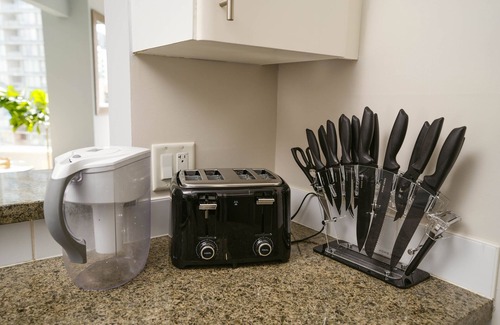 Chinatown Apartment | Downtown King Suite-Surround Views-Pool/Gym/Parkng